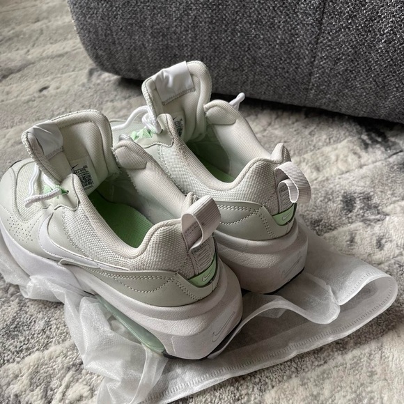 Nike Air Max in light green
Size: US 6 / UK 3.5 / CM 23 - Picture 7 of 7